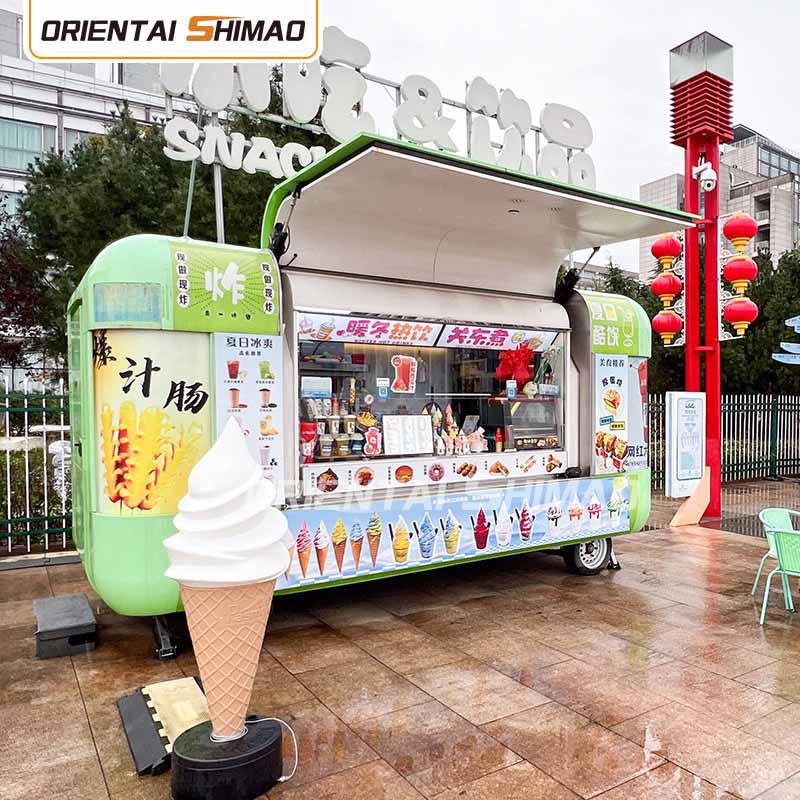 पूरी रसोई के साथ फूड ट्रेलर